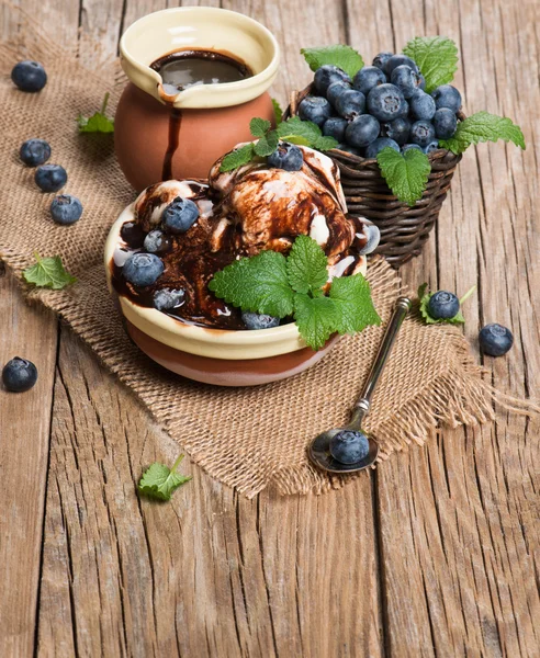 Gelado branco com bagas e folha de hortelã e geléia de chocolate — Fotografia de Stock