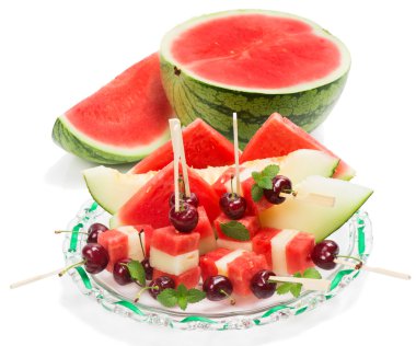 şiş cam üzerine nane ile dekore edilmiş üzerinde kesme meyve salatası