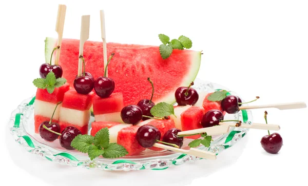 Čerstvý ovocný salát (meloun, meloun, třešně) a list máty — Stock fotografie