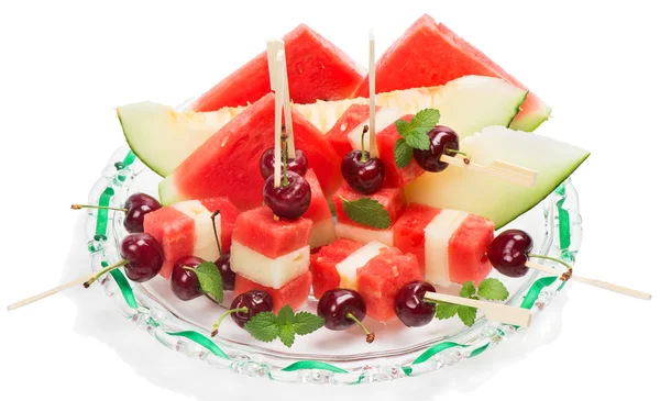 Smíšené ovocný salát (meloun, meloun, třešně, máta) v dis — Stock fotografie