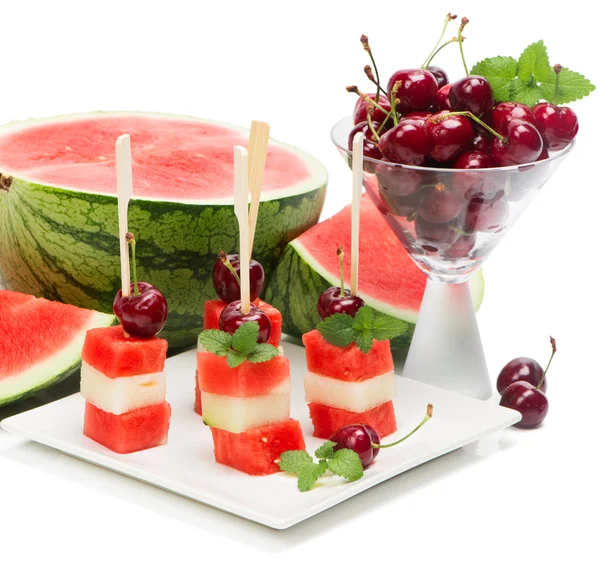 Kebab ovoce na tyčce s meloun, třešně a vodní meloun — Stock fotografie