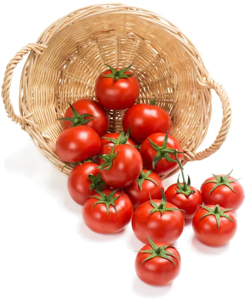 Tomates vermelhos caem da cesta — Fotografia de Stock