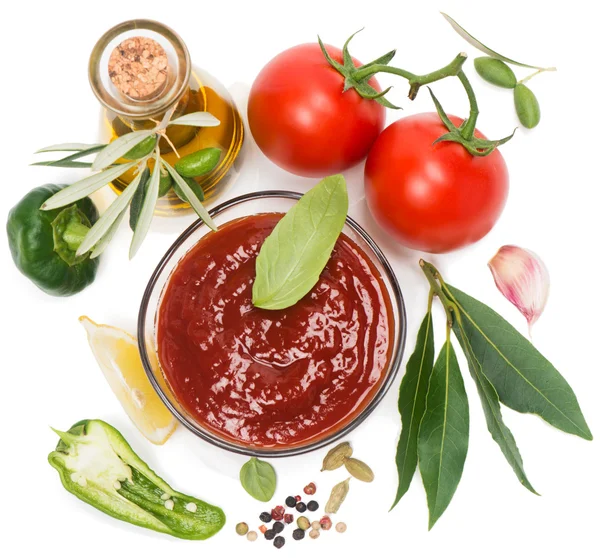 Van kom van tomatensaus met verse ingrediënten van bovenaf bekijken — Stockfoto