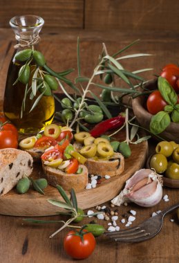 zeytin ile zeytinyağı, baharat ve eski w üzerinde domates ekmek