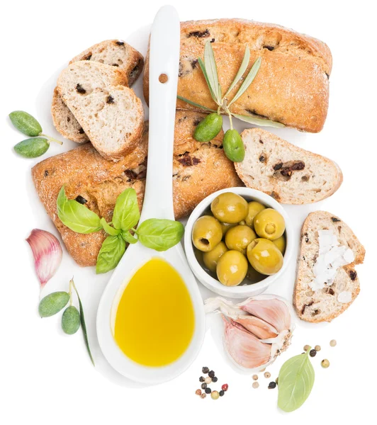 Olajbogyó kenyér, olajbogyó, gyümölcsök és olaj a felülnézet — Stock Fotó