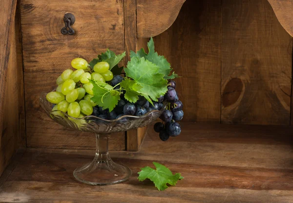 Bund grüner und roter Trauben in der Vase für Früchte — Stockfoto