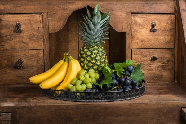 Тарілка зі свіжих фруктів — стокове фото