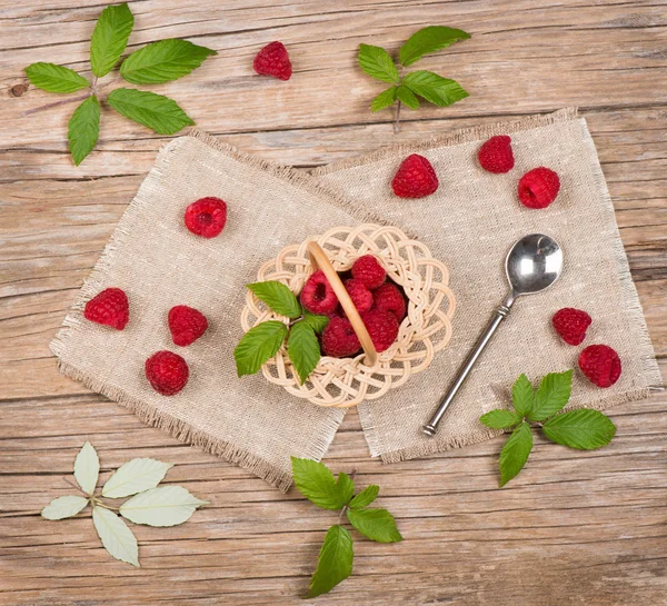 Vue du dessus du panier en osier aux framboises — Photo