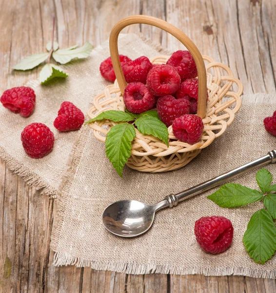 Himbeeren im Korb auf dem Tisch — Stockfoto