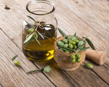   zeytinyağı ve taze hasat zeytin harç