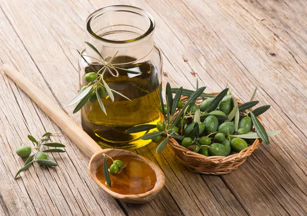 Olivový olej na dřevěný stůl — Stock fotografie