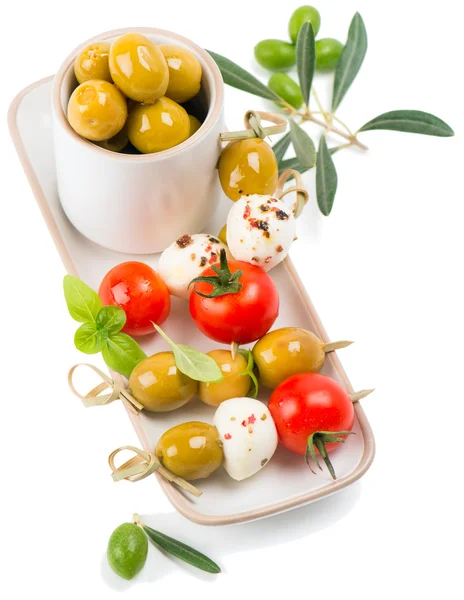 Mozzarella kiraz domates ve zeytin ile — Stok fotoğraf