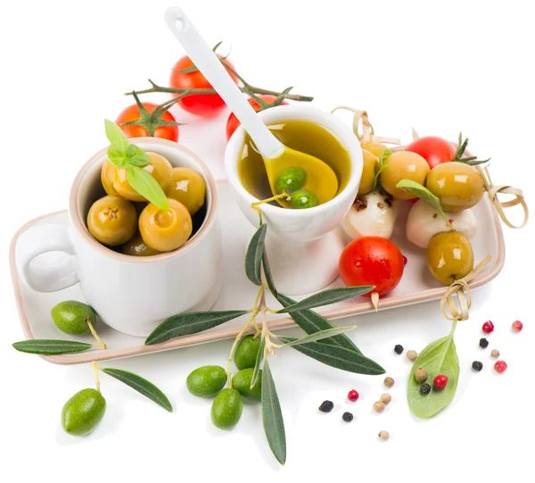 Cherry tomatoes, basil leaves, mozzarella cheese, olives and oli — Stock Photo, Image