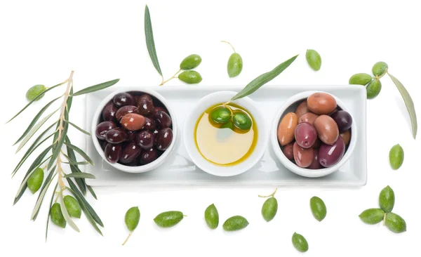 Asortyment marynowane oliwki i oliwa z oliwek z góry — Stockfoto