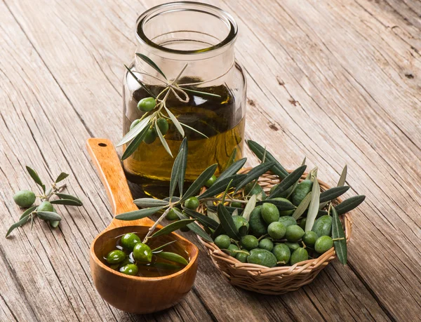 Aceitunas crudas y aceite de oliva — Foto de Stock
