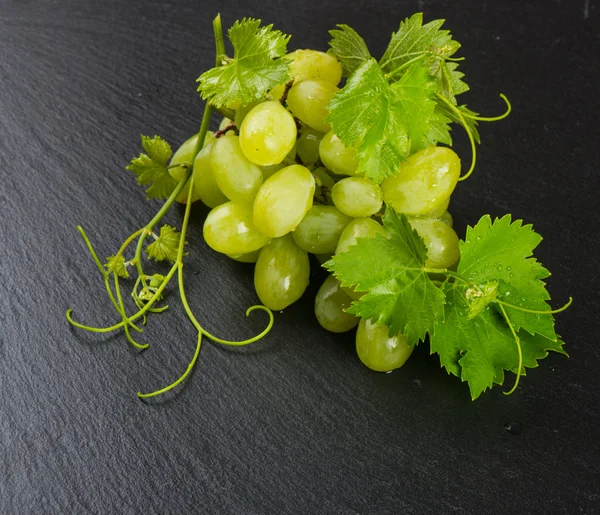 Zielony winogron klastra na powierzchnię Łupek — Zdjęcie stockowe