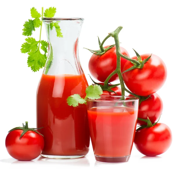 Botella y vaso de jugo de tomate y tomates maduros . — Foto de Stock