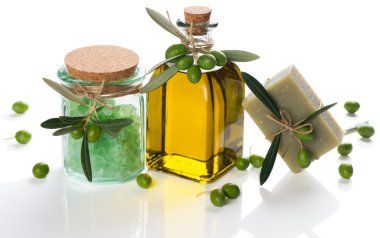 Zeytin sabunu ve banyo tuzu ve yeşil zeytin yağı
