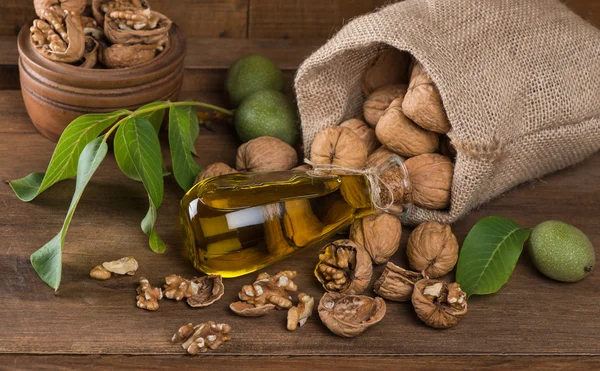 Bottle of walnut oil and nuts — Stock Photo, Image