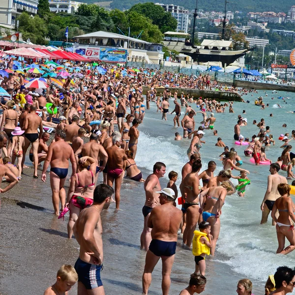 Het strand, de zee, een heleboel mensen op vakantie. de resort, yalta, Krim, Oekraïne — Stockfoto