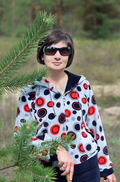 Eine schöne Frau im Wald — Stockfoto