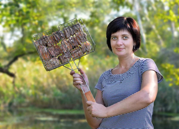 Eine Frau bereitet Essen in der Natur zu — Stockfoto