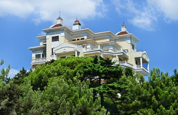 Yalta, Crimeia, Arquitectura, Imobiliário. Casa bonita, moderna, hotel — Fotografia de Stock