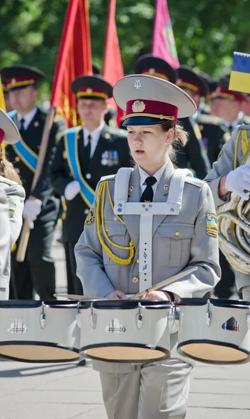 Blåsorkester, kvinnliga trummis — Stockfoto