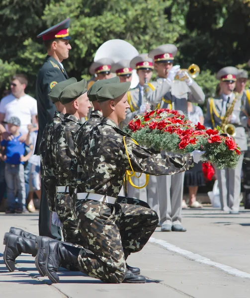 Květen 9, den vítězství, vojáci drží květiny — Stock fotografie
