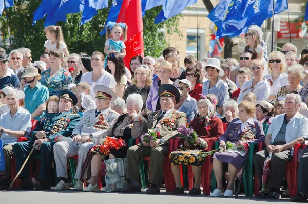 9 de mayo. Día de la Victoria. Hombres mayores, veteranos de la guerra, sentados con medallas y flores — Foto de Stock