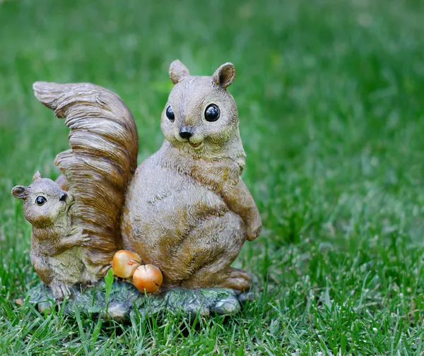 Twee eekhoorns - moeder en baby zittend op het gras. het onderwerp, beeldjes — Stockfoto