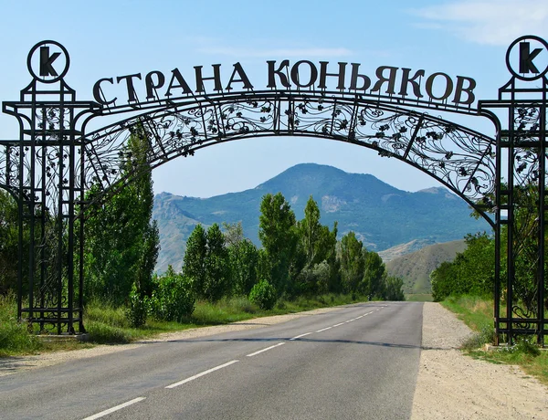 geçit yolu - ülke konyağa yukarıda yazıt ile