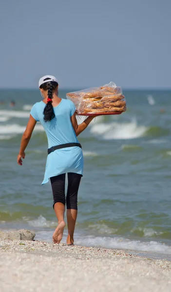 Dam - säljaren vid havet är en bricka baklava — Stockfoto