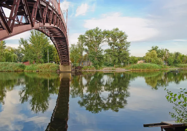 Nehri arcuate yaya köprüsü