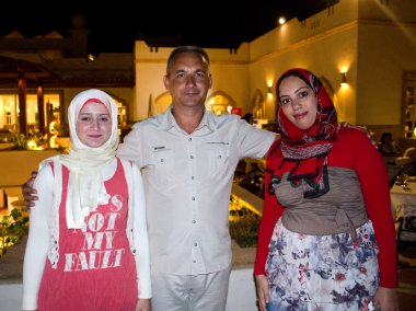 Mısırlı kadınlar ile birlikte Avrupa erkek fotoğrafı