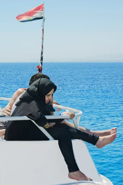 Egypt. Muslim girl in a black dress on a yacht — Stock Photo, Image