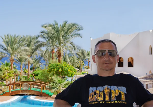 Tourism, travel. A man is photographed. Egypt, Sharm-el-Sheikh. Hotel Royal Grand Sharm — Stock Photo, Image