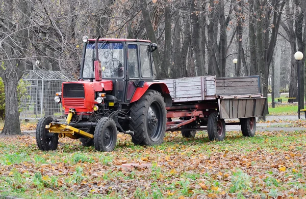 Tractor harvesting leaves. — Stock Photo, Image