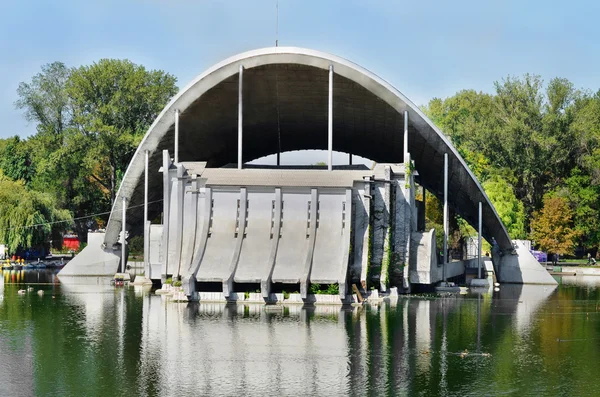 Summer theater in the park near the pond in Dnepropetrovsk, Ukraine — Stock Photo, Image