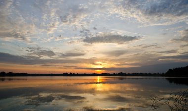 Sunrise Dinyeper Nehri üzerinde. güzel su manzara