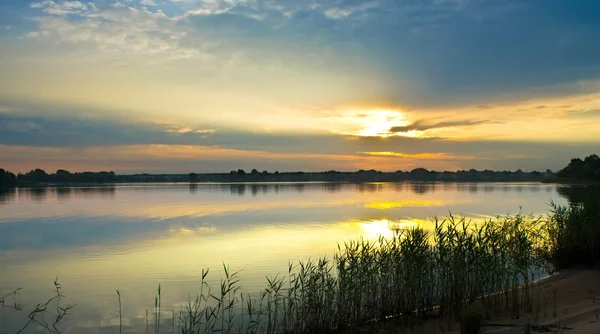 Sunrise over the river Dnieper . Beautiful water landscape. — Stock Photo, Image