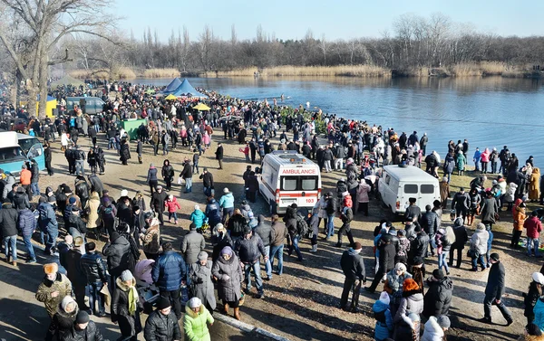 Fiesta religiosa cristiana Epifanía. La gente se baña en el río en invierno  . — Foto de Stock