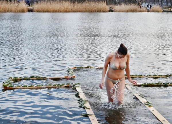 La gente se baña en el río en invierno. La fiesta religiosa de la Epifanía —  Fotos de Stock