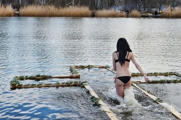 As pessoas tomam banho no rio no inverno. Férias religiosas da Epifania Imagens Royalty-Free