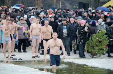 Hıristiyan dini festivali Epiphany. İnsanlar kışın nehirde yıkanır. .