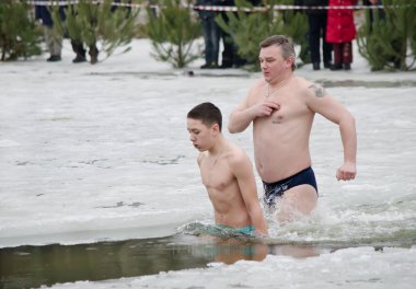 Hıristiyan dini festivali Epiphany. İnsanlar kışın nehirde yıkanır. .