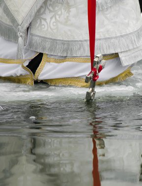 epiphany dini Hıristiyan Bayramı. Rahip, Piskopos, su ve insan kutsar.
