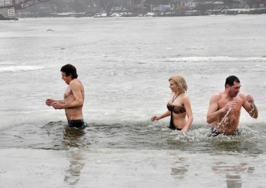 insanlar kışın nehirde yıkanmak. Hıristiyan dini festival epiphany