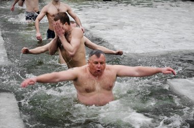 insanlar kışın nehirde yıkanmak. Hıristiyan dini festival epiphany