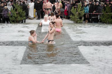 insanlar kışın nehirde yıkanmak. Hıristiyan dini festival epiphany